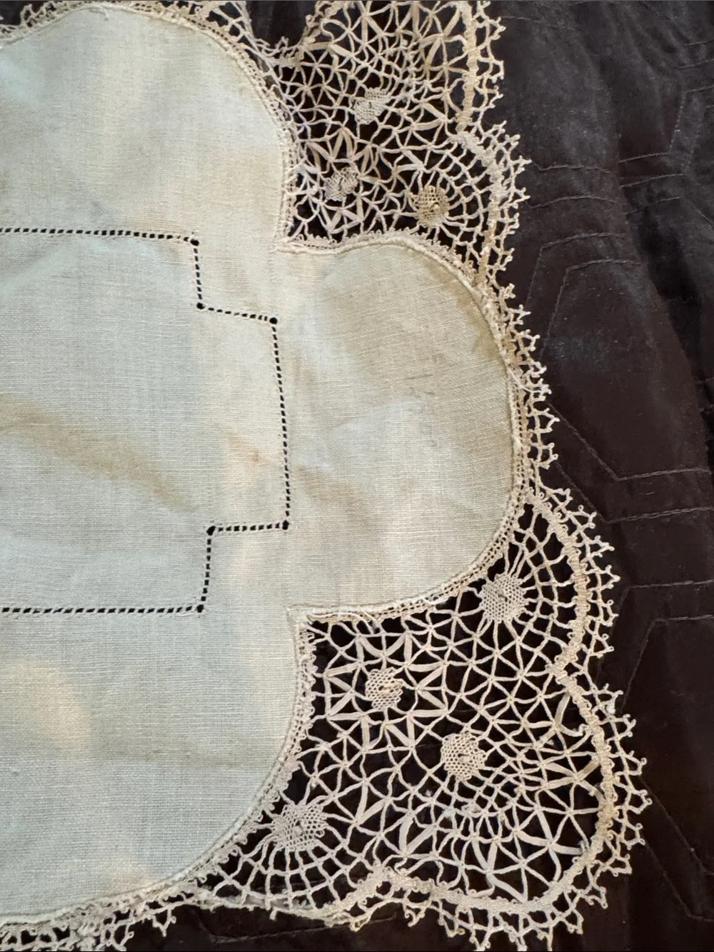 Vintage Lace-Edged light beige Linen Placemats - Set of 2